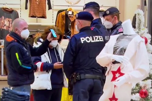 НЕСТВАРНИ призори из Аустрије: Полицајци ЛЕГИТИМИШУ по продавницама