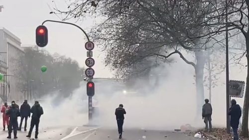 Хаос у Бриселу: Хиљаде људи на улици, сузавац, водени топови и барикаде