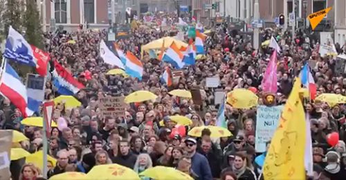Холандија: Више од 20.000 људи на протесту у Хагу због увођења ковид пасоша, демонстранти носили транспаренте „медицински апартхејд – стоп ковид пасошима“