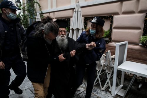 У Атини приведен православни свештеник, папу назвао јеретиком