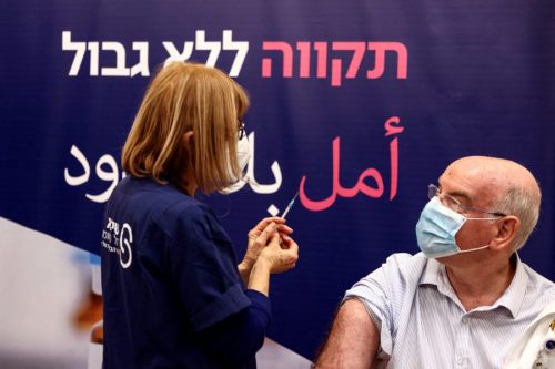 У Израелу прва особа на свету примила четврту дозу вакцине против коронавируса