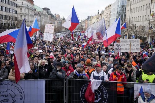 Чешка: Десетине хиљаде људи протестовало у Прагу због владине уредбе о обавезној вакцинацији старијих од 60 година, медицинског особље, полицајаца, ватрогасаца и студената медицине