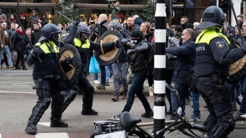 Амстердам: Воденим топовима и псима на демонстранте против мера затварања