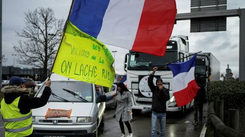 „Конвој слободе“ и поред забране кренуо ка Бриселу, оклопна возила на прилазу Паризу