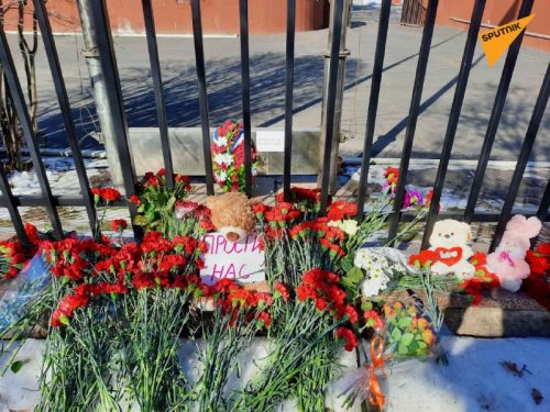 Русија: Испред амбасаде Србије у Москви осванули букети цвећа и плишани медведићи у знак сећања на српске жртве НАТО агресије 1999, уз поруку: „Опрости нам“