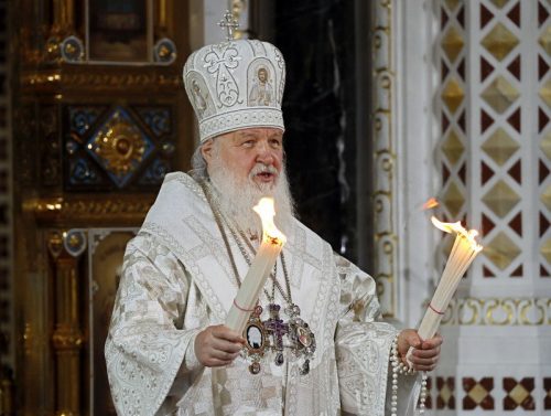 epa07533147 Patriarch Kirill of Moscow and All Russia burns candles from the Holy Fire brought from Jerusalem during the Orthodox Easter holiday service at the Christ the Savior Cathedral in Moscow, Russia, 27 April 2019.  EPA-EFE/YURI KOCHETKOV