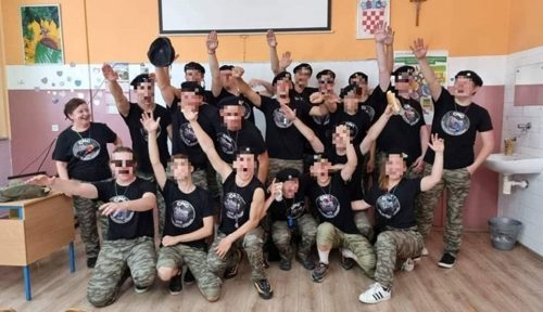 Усташлук у Хрватској – матуранти у црним униформама салутирају, професорка одушевљена