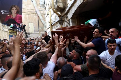 Јерусалим: Израелска полиција напала погребну поворку која је носила ковчег убијене новинарке Ал Џазире Ширин Абу Акле