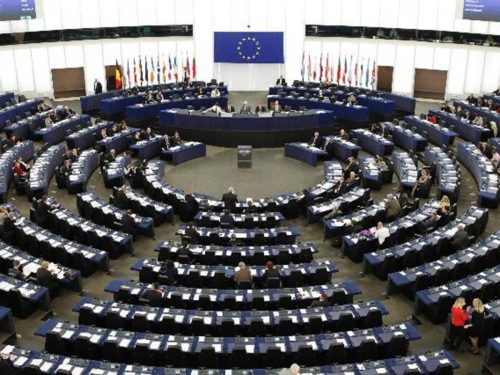 Спољнополитички одбор Европског парламента усвојио нацрт извештаја о Србији, у којем се тражи „хитно увођење санкција Русији и међусобно признање Србије и Косова“