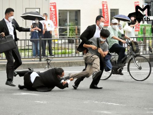 Јапански екс-премијер Шинзо Абе убијен са два хица из сачмарице у леђа