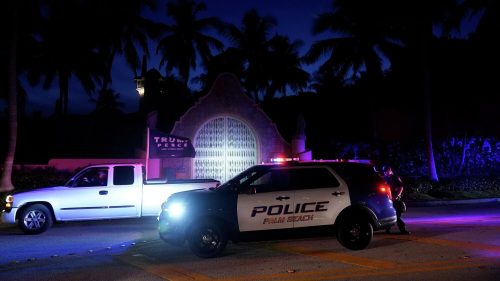 Агенти ФБИ неколико сати претресали Трампову вилу на Флориди