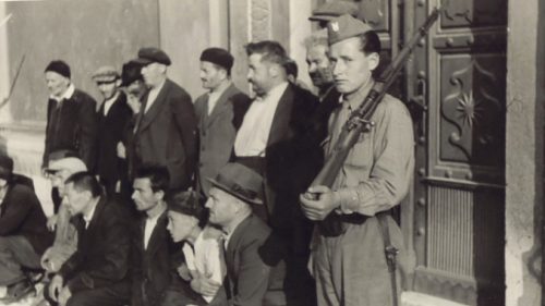 Ухапшени сељаци у Сремској Митровици 1942. године