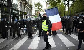 Немири на великом протесту у Паризу: Више од сто хиљада Француза устало против поскупљења