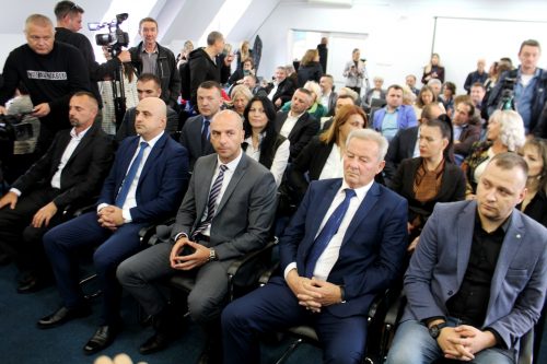 Srpski ministri, poslanici, gradonacelnici, odbornici i  i policajci Srbi napustili su kosovske institucije