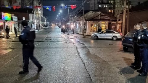 „Косово онлајн“: Росу блокирала Северну Митровицу, у град ушло више од 200 специјалаца. Две шок бомбе бачене на двориште куће у Микронасељу, у Бошњачкој једна из возила у покрету