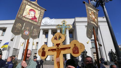 Верници Украјинске православне цркве Московске патријаршије у Кијеву током протеста против усвајања "антицрквених" закона испред Врховне раде Украјине.