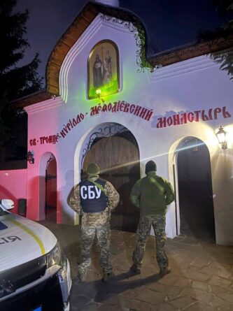 СБУ опколила саборни храм у Ивано-Франковску: Владика Никита затворен са братијом, одбија да напусти светињу