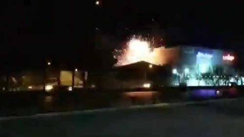 Напад непознатим дроновима на војни објекат и велики пожар у рафинерији у Ирану