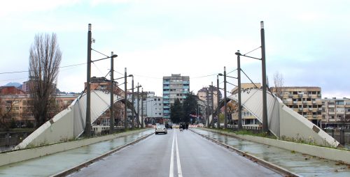 Поглед на главни градски мост на Ибру и српски, северни део Косовске Митровице