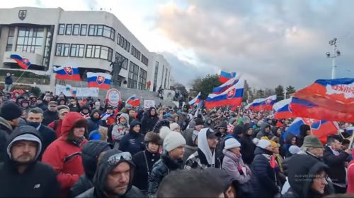 ЧИНОВНИЦИМА У БРИСЕЛУ ЋЕ ПОЗЛИТИ: Словаци на протестима скандирали „Живео Путин“ и „Напустимо НАТО“