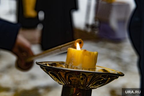 Парохијани Курганске цркве праве рововске свеће за учеснике НВО