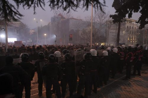Тирана: Поново нереди на протесту опозиције испред зграде Парламента Албаније, демонстранти покушали да уђу у зграду парламента и бацали димне бомбе и петарде на полицију