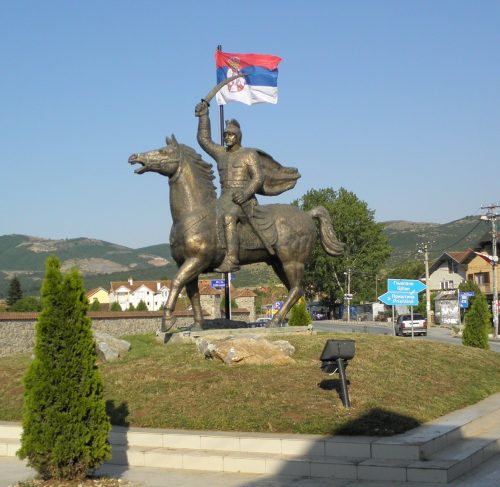 Споменик Милошу Обилићу у центру Грачанице са сталном српском заставом