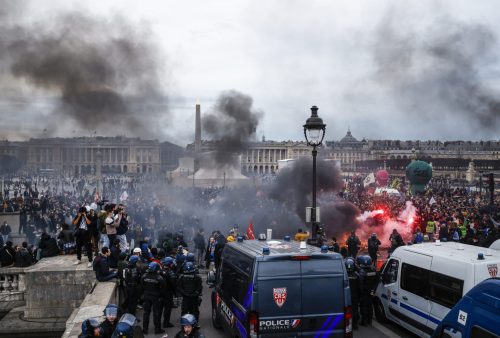 Париз: Хиљаде демонстраната окупило се на Тргу Конкорд у знак протеста због реформи пензионог система, полиција употребила водене топове и бацила сузавац
