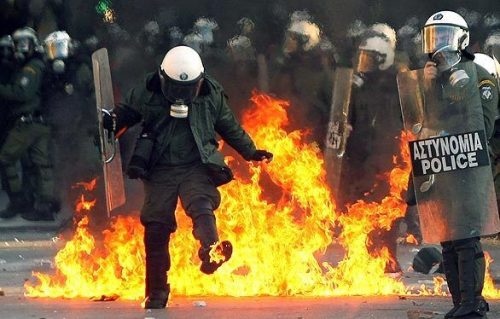 Грчка: Генерални штрајк због железничке несреће. Сукоби демонстраната и полиције у Атини и Патрасу, бачен молотовљев коктел на полицијски кордон у близини парламента, полиција бацила сузавац и шок бомбе