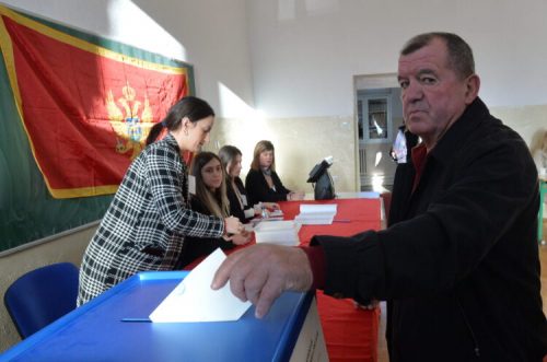 Podgorica, 19. marta 2023.- U Crnoj Gori su jutros u sedam sati otvorena biraèka mesta za predsednièke izbori, a glasanje æe trajati do 20 sati.Pravo glasa imaju 542.154 biraèa, koji se opredeljuju izmeðu sedam predsednièkih kandidata.To su aktuelnog efa drave i kandidata Demokratske partije socijalista (DPS) Mila Ðukanoviæa, lidera Nove srpske demokratije, kandidata liste Za buduænost Crne Gore Andrije Mandiæa, kandidata Demokrata Alekse Beèiæa i Ujedinjene Crne Gore Gorana Daniloviæa.FOTO TANJUG/ ZORAN ESTIÆ/ nr