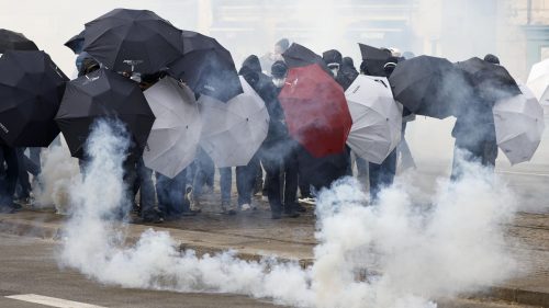 Јаја, водени топови, сузавац, блокиране шине, севају пендреци: Француска и данас у хаосу