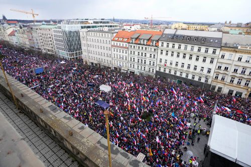 Праг: Око 50.000 Чеха протестовало против владе Петра Фијале због војне подршке Украјини. Сукоби са полицијом, демонстранти тражили да се уклони застава Украјине са зграде Народног музеја