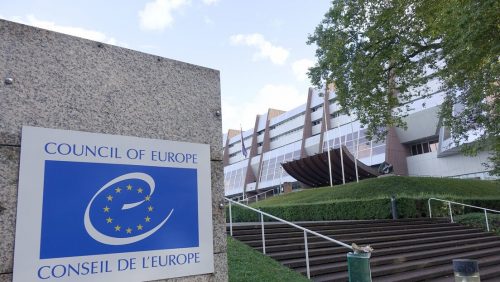 Комитет министара Савета Европе донео одлуку да се захтев „Косова“ за пријем у Савет Европе проследи Парламентарној скупштини ове организацијe. За одлуку гласали су представници 33 земље, седам је било против, уз пет уздржаних