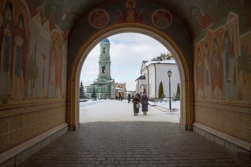 „ВАСКРШЊА ТРАГЕДИЈА“ КОЈА СЕ ДОГОДИЛА У ОПТИНСКОЈ ИСПОСНИЦИ 1993. ГОДИНЕ ИМАЛА ЈЕ ОД САМОГ ПОЧЕТКА БИПОЛАРНУ ТЕНЗИЈУ: С ЈЕДНЕ СТРАНЕ, ВРХУНАЦ ВАСКРШЊЕ РАДОСТИ, А С ДРУГЕ, ВРХУНАЦ ВЕЛИКЕ ТУГЕ ЗБОГ ЗЛОКОБНОГ БРАТОУБИСТВА. . ФОТО: © ИЛИА ГАЛАКХОВ/ГЛОБАЛЛООКПРЕСС