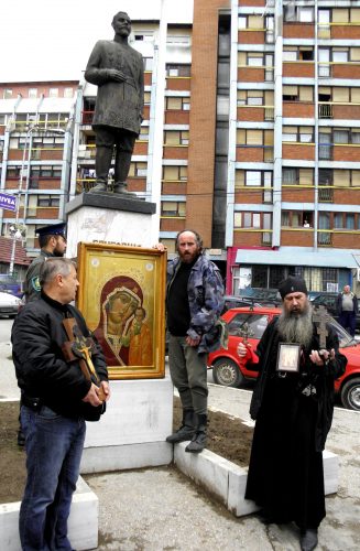 Руски монаси испред споменика Шчербини