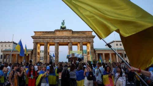 Берлин дозволио истицање украјинске заставе на Дан победе – руска забрањена
