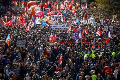 Француска: Око 2,3 милиона људи на првомајским протестима широм земље. Париз: Полиција употребила сузавац и шок бомбе, демонстранти запалили полицајце молотовљевим коктелима. Стразбур: Грађани спаљују лутке са ликом Макрона и његове владе