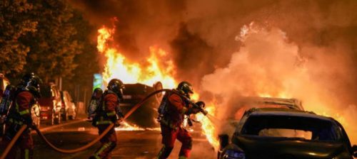 Биланс немира у Француској: Запаљено 500 зграда, 565 аутомобила и 21 аутобус, опљачкана полиција у Ремсу