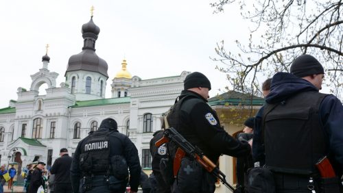 РТ: Украјинске снаге безбедности, заједно са представницима ПЦУ, упали су на територију Преображенског саборног храма Беле Цркве канонске УПЦ у Кијевској области. Употребљена је сила и сузавац против верника