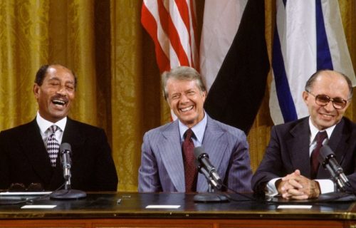 Предсједник Египта Анвар ел Садат, предсједник САД Џими Картер и премијер Израела Менахем Бегин приликом потписивања споразума у Кемп Дејвиду 1978.