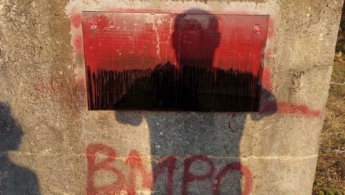 ЦРВЕНОМ ФАРБОМ НА БЕЛЕГ ПОКОЉА СРПСКИХ РЕГРУТА: Вандализам код Охрида
