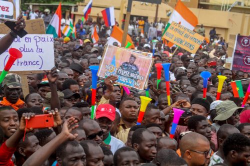 Thousands of anti-sanctions protestors holding Nigerien flags and Russian flags gather in support of the putschist soldiers in the capital Niamey, Niger August 20, 2023. The sign reads "all the people of Niger support 100% the CNSP". REUTERS/Mahamadou Hamidou NO RESALES. NO ARCHIVES