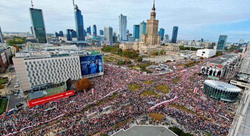 Варшава: Између 800.000 до 1.000.000 Пољака на протесту опозиције „Марш милиона срца“ на улицама престонице. Окупљени протестују против владе Јарослава Качињског