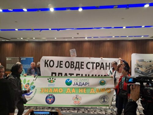 Активисти упали у хотел Метропол на панел о рудним ресурсима Србије. Спречавају да се скуп настави и скандирају „Рио Тинто марш из Србије“