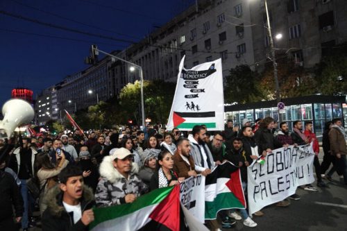 Н1: На Тргу Републике одржан протест подршке и шетња за Палестинце. Окупљени носили заставе Палестине, транпарент „Слободна Палестина“ и узвикивали „Слобода за Палестину“, „Израел теористи“…