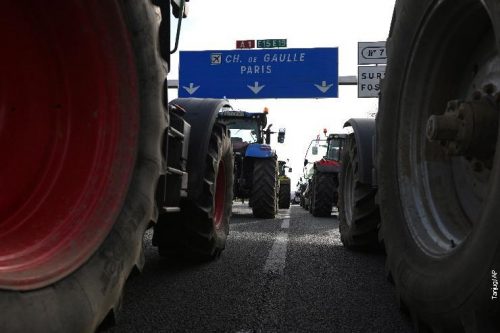Тракторима на Париз: Сељачка буна и у Француској