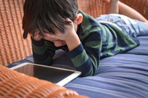 Забрињавајући подаци о деци у Србији која „живе на интернету“. Психијатар упозорава: „Зависност је попут хероинске, кад им одузмете телефон ломе и прете“