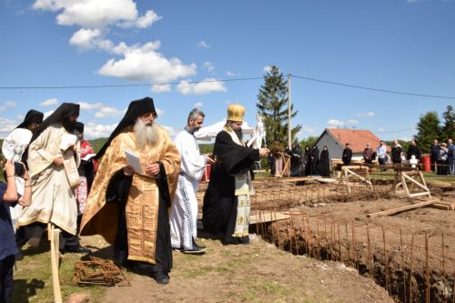 Освећење темеља новог храма у манастиру Светог Преображења Господњег у Леушићима