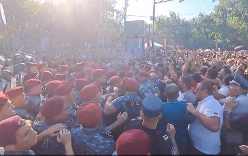 Јерменија: Велике антивладине демонстрације у Јеревану, туча у парламенту и испред њега. Тражи се оставка премијера Пашињана. Црква уз демонстранте
