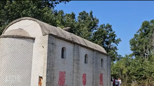 Оскрнављена црква код Липљана, Срби у страху: Дочекали их графити „УЧК“ и албанска музика